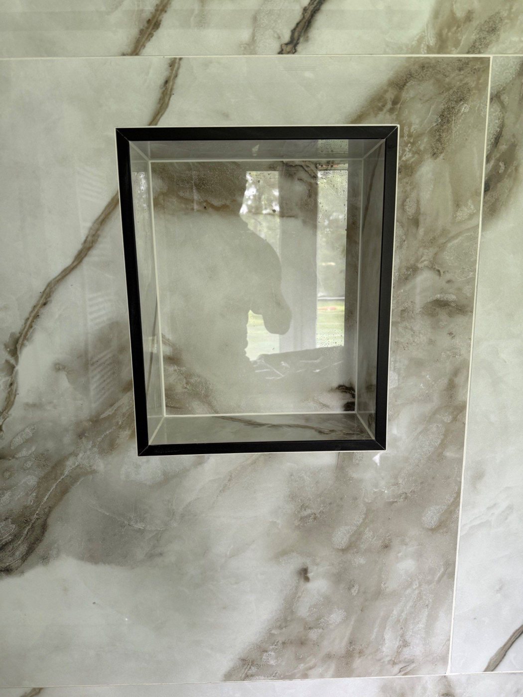 Single shower niche with corrected clean outside corner trim